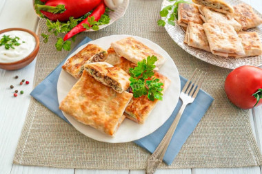 Жареные конвертики из лаваша с сыром и шпротами на сковороде Жареные конвертики из лаваша с сыром и шпротами на сковороде
