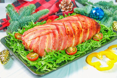 Куриный рулет в беконе в духовке с сыром и клюквой Куриный рулет в беконе в духовке с сыром и клюквой