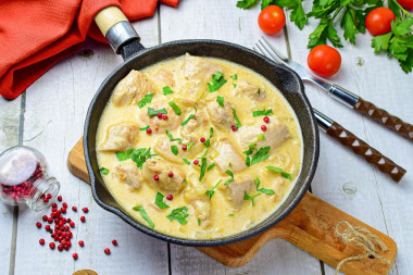 Куриное филе в сметане на сковороде Куриное филе в сметане на сковороде