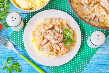 Курица с белыми грибами в сливочном соусе Курица с белыми грибами в сливочном соусе