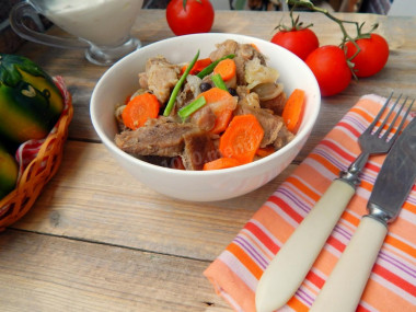 Тушеная говядина с морковью и луком