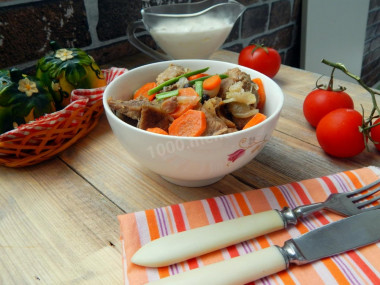 Тушеная говядина с морковью и луком
