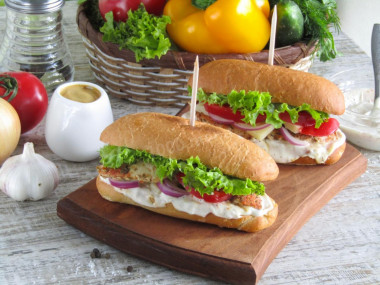 Сэндвич на булочке для хот-догов с жареным куриным филе