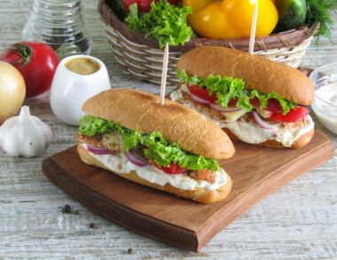 Сэндвич на булочке для хот-догов с жареным куриным филе