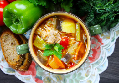 Суп с баклажанами, помидорами, перцем и стручковой фасолью