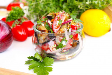 Салат из баклажанов болгарского перца и помидоров с чесноком