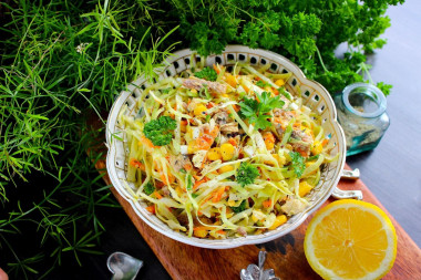 Салат с рыбными консервами кукурузой и яйцами Салат с рыбными консервами кукурузой и яйцами