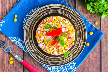 Салат крабовые палочки с кукурузой и яйцом Салат крабовые палочки с кукурузой и яйцом