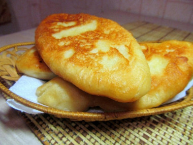 Жареные дрожжевые пирожки  из теста на картофельном отваре