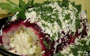 Салат с солеными огурцами, свеклой и копченым сыром