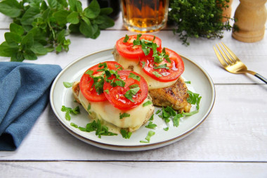 Куриное филе с помидорами и сыром на сковороде