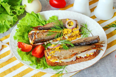 Шпроты классические бутерброд Шпроты классические бутерброд