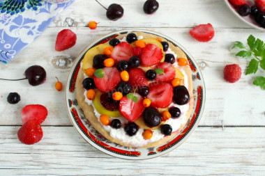 Десерт с фруктами и творожным кремом на лепешке