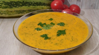 Суп-пюре из кабачка с томатами и сливками