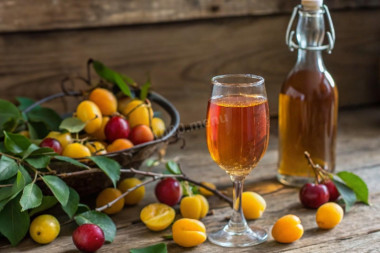 Вино из алычи простое домашнее Вино из алычи простое домашнее