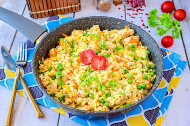 Жареный рис по тайски с курицей яйцом и овощами