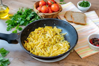 Жареная картошка с луком на сковороде Жареная картошка с луком на сковороде