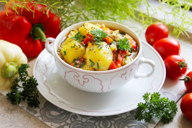 Овощное рагу с курицей и картошкой в казане Овощное рагу с курицей и картошкой в казане