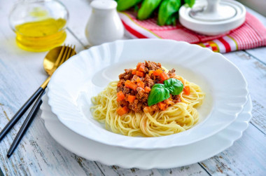 Спагетти Болоньезе с фаршем и томатной пастой