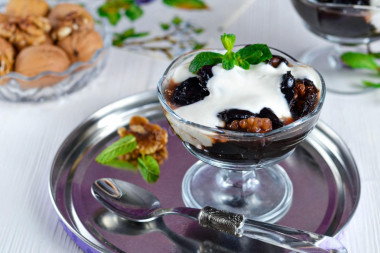 Десерт с черносливом и грецкими орехами со сметаной