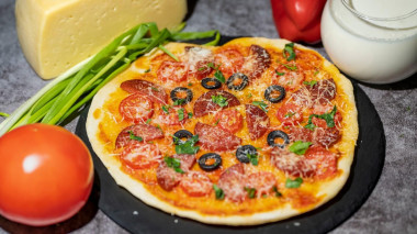 Мини-пицца с салями и томатами с сыром