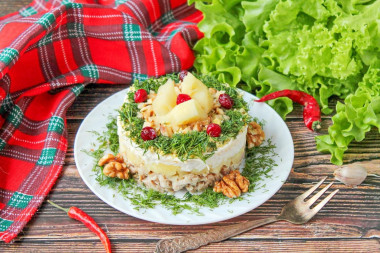 Салат Дамский каприз с курицей и ананасом Салат Дамский каприз с курицей и ананасом