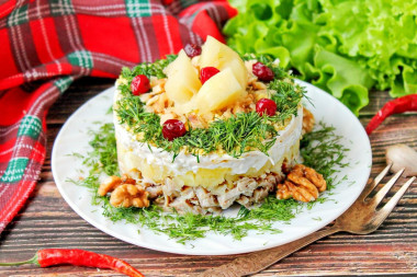 Салат Дамский каприз с курицей и ананасом Салат Дамский каприз с курицей и ананасом