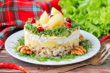 Салат Дамский каприз с курицей и ананасом Салат Дамский каприз с курицей и ананасом