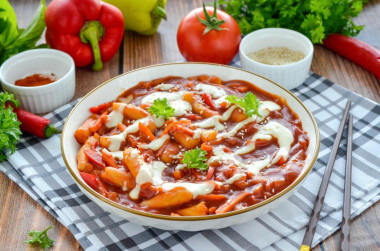 Рисовые токпокки с острым томатным соусом и сырным соусом Рисовые токпокки с острым томатным соусом и сырным соусом