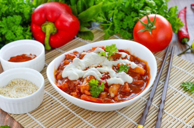 Рисовые токпокки с острым томатным соусом и сырным соусом Рисовые токпокки с острым томатным соусом и сырным соусом