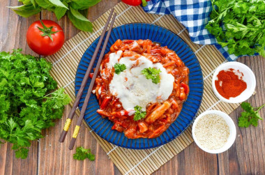 Рисовые токпокки с острым томатным соусом и сырным соусом Рисовые токпокки с острым томатным соусом и сырным соусом