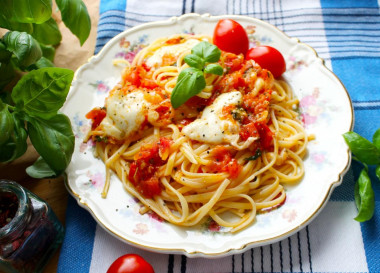 Спагетти с сыром и помидорами