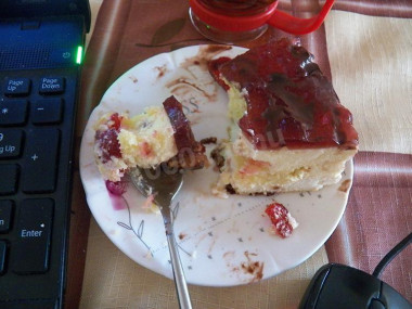 Бисквитный торт Кудряшка со сливками клубникой и шоколадом