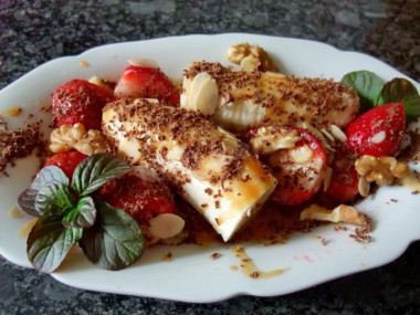 Бананы с клубникой в карамели Бананы с клубникой в карамели