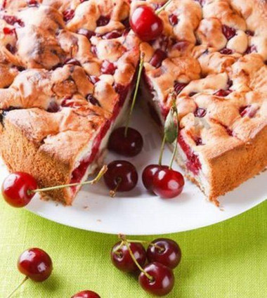 Шарлотка с вишней в мультиварке Шарлотка с вишней в мультиварке