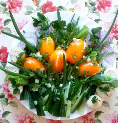 Салат Тюльпаны из помидоров со сливочным и творожным сыром
