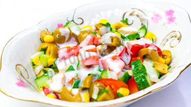 Салат с перчинкой кукурузой и оливками Салат с перчинкой кукурузой и оливками