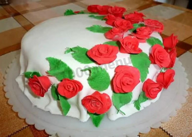 Торт из готовых коржей с розами из мастики
