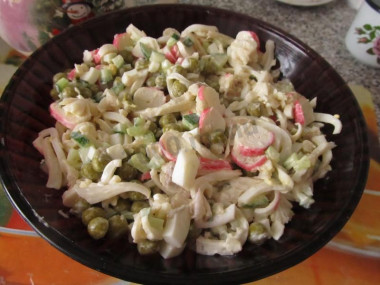 Салат Морской с кальмарами и зеленым горошком Салат Морской с кальмарами и зеленым горошком