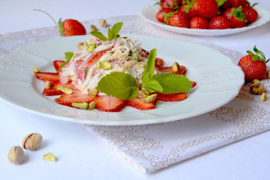 Салат из курицы с клубникой и фисташками Салат из курицы с клубникой и фисташками