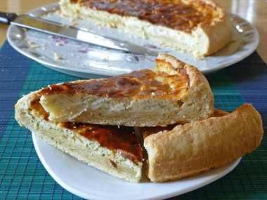 Пирог с плавленным сыром и луком