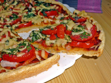 Пицца на жидком тесте со свининой, помидорами и перцем