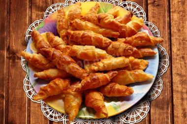 Слоеные трубочки с сыром Слоеные трубочки с сыром