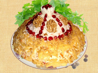 Салат шапка Мономаха с копченым мясом Салат шапка Мономаха с копченым мясом