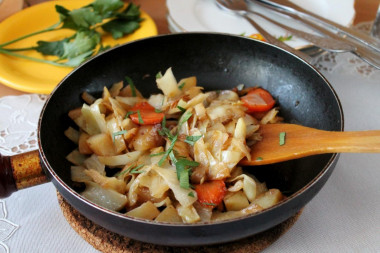 Капуста с картошкой, луком и морковью жареные на сковороде