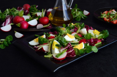 Весенний салат с редисом и черемшой