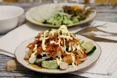 Салат с корейской морковью, сырокопченой колбасой и огурцами