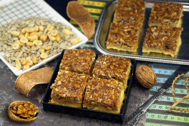 Пирог с сгущенкой и сушеными яблоками Пирог с сгущенкой и сушеными яблоками
