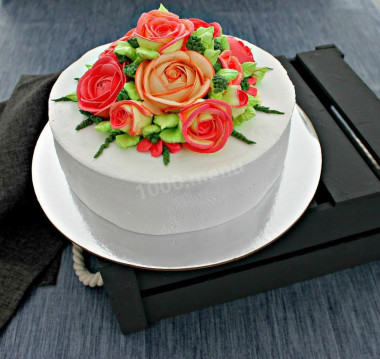 Торт с меренгами украшенный цветами