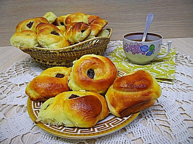 Булочки с курагой из дрожжевого теста Булочки с курагой из дрожжевого теста